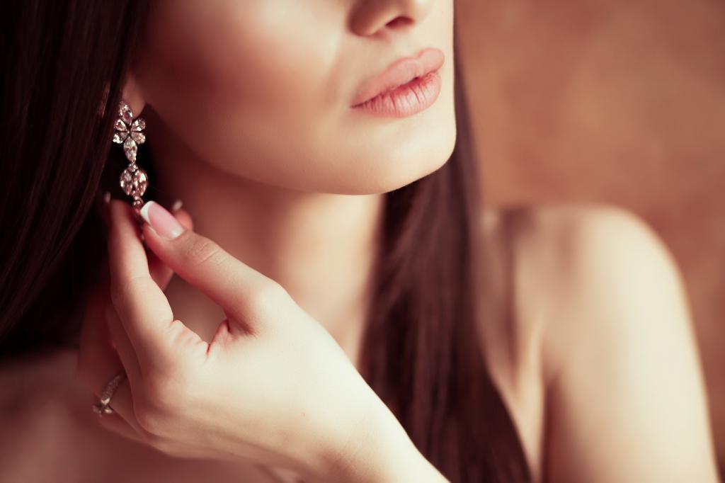 EARRINGS ARE ALWAYS A CLASSIC OPTION WHEN MAKING A RELATIONSHIP STATEMENT